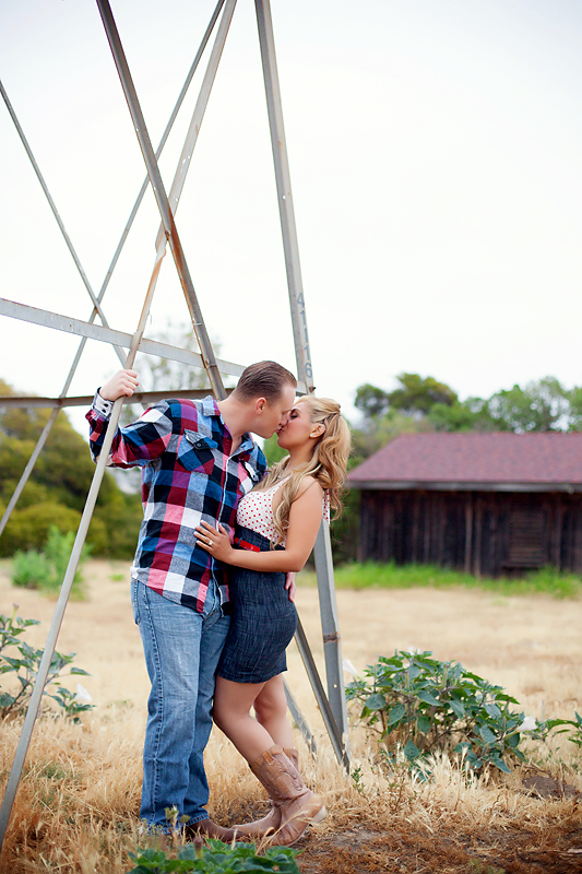 Rustic-Country-Engagement-Pictures (4)